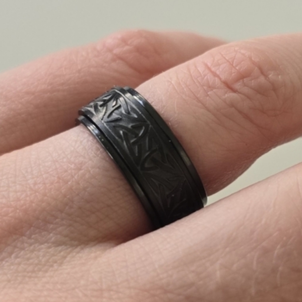 🖤 Celtic Knot Spinner Ring